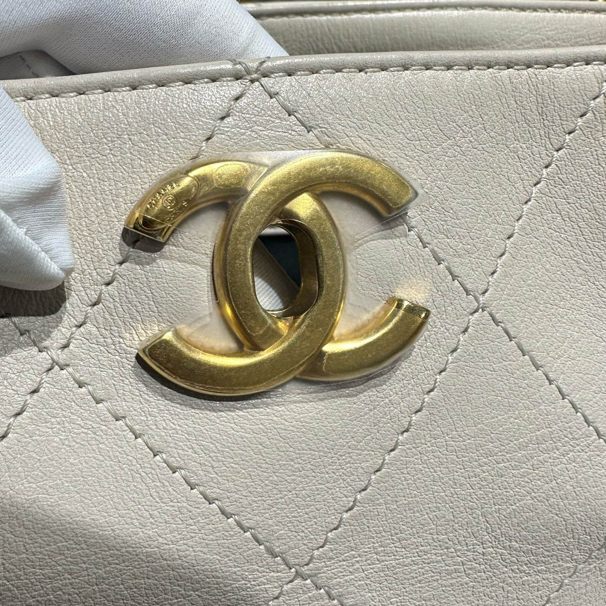 Chanel Cream Vintage Classic Hobo Badge Small Hippie Bag 