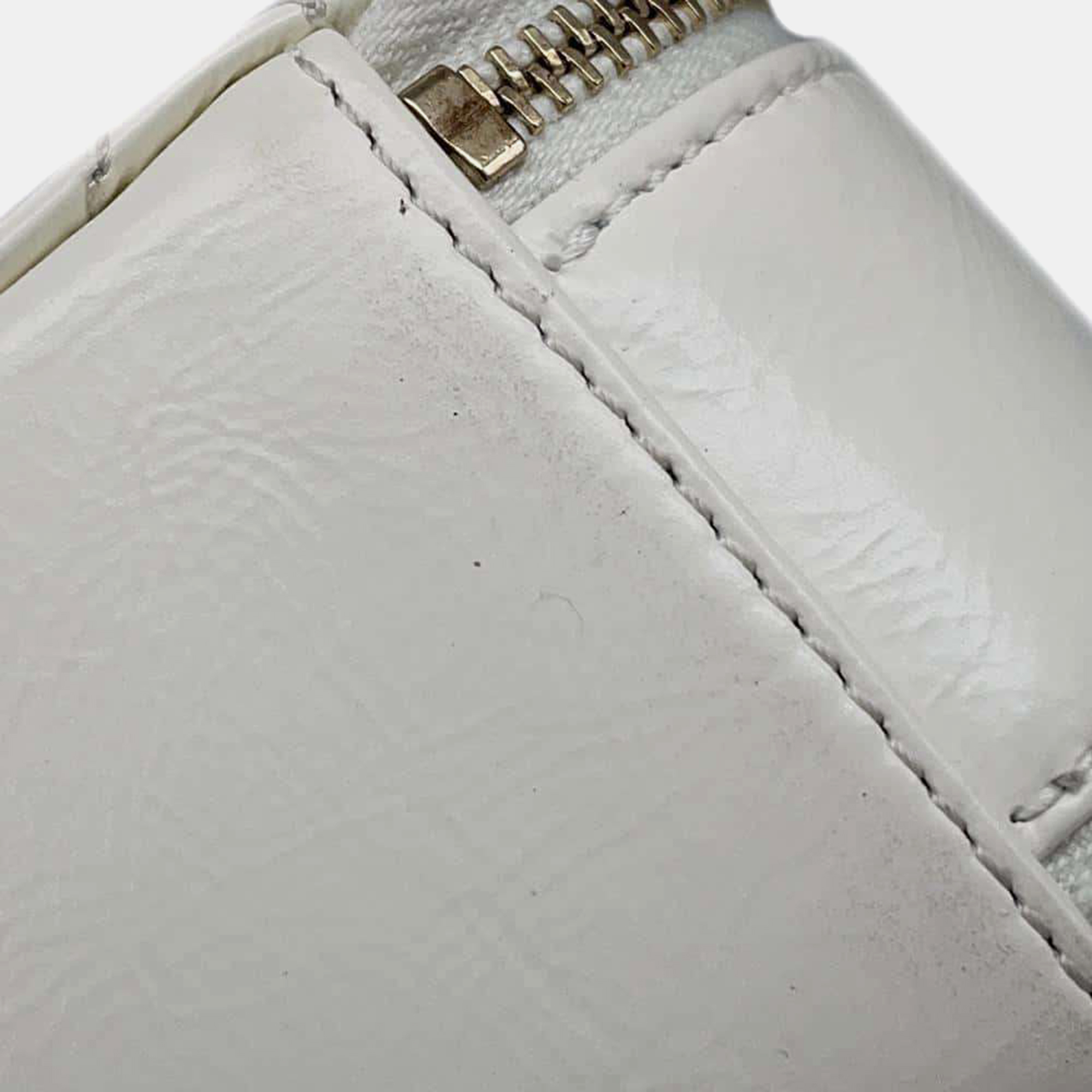 Chanel White Vintage Calf Leather Vanity Bag 