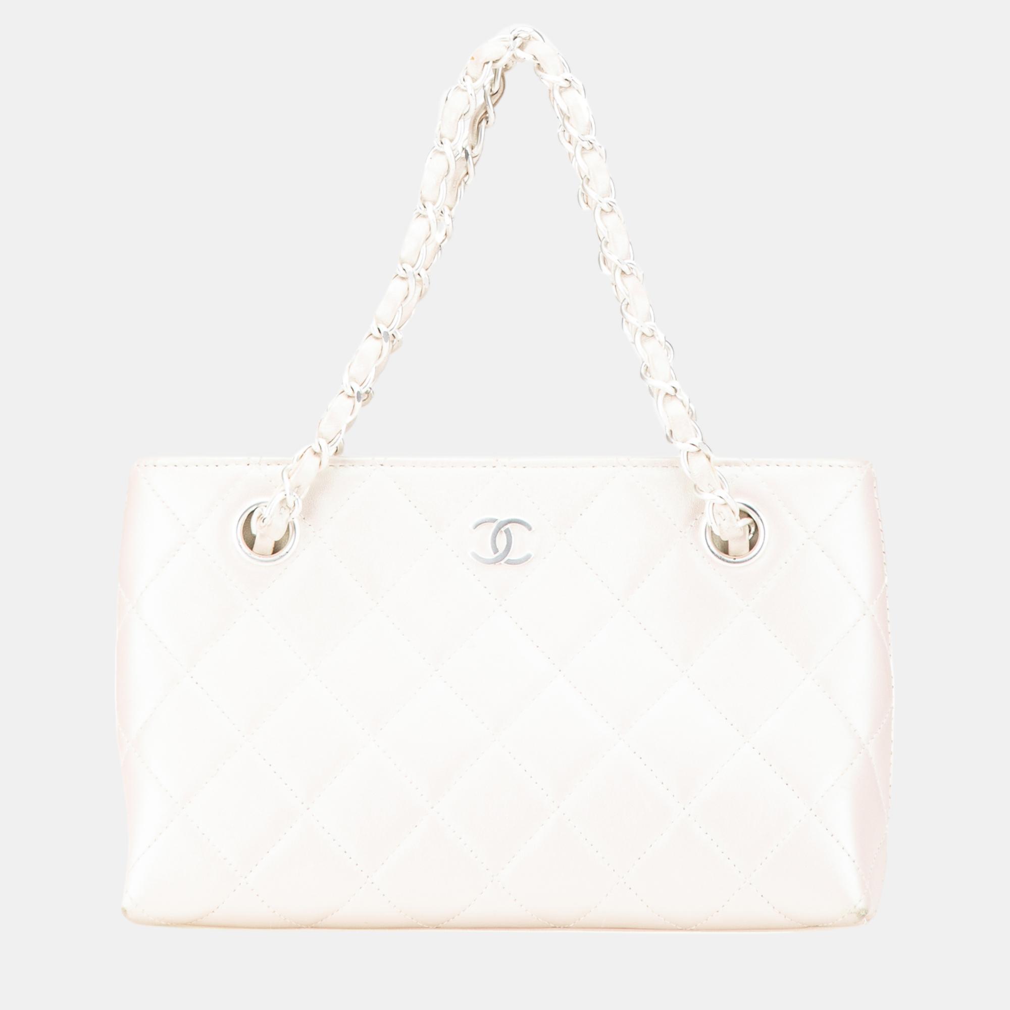 

Chanel White CC Quilted Irisdescent Lambskin Chain Handbag