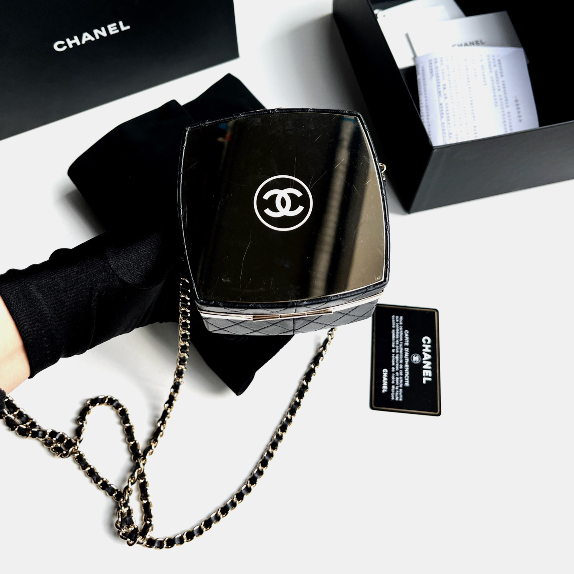 

Chanel Black Lambskin Mirror Finish Box Chain Shoulder Bag