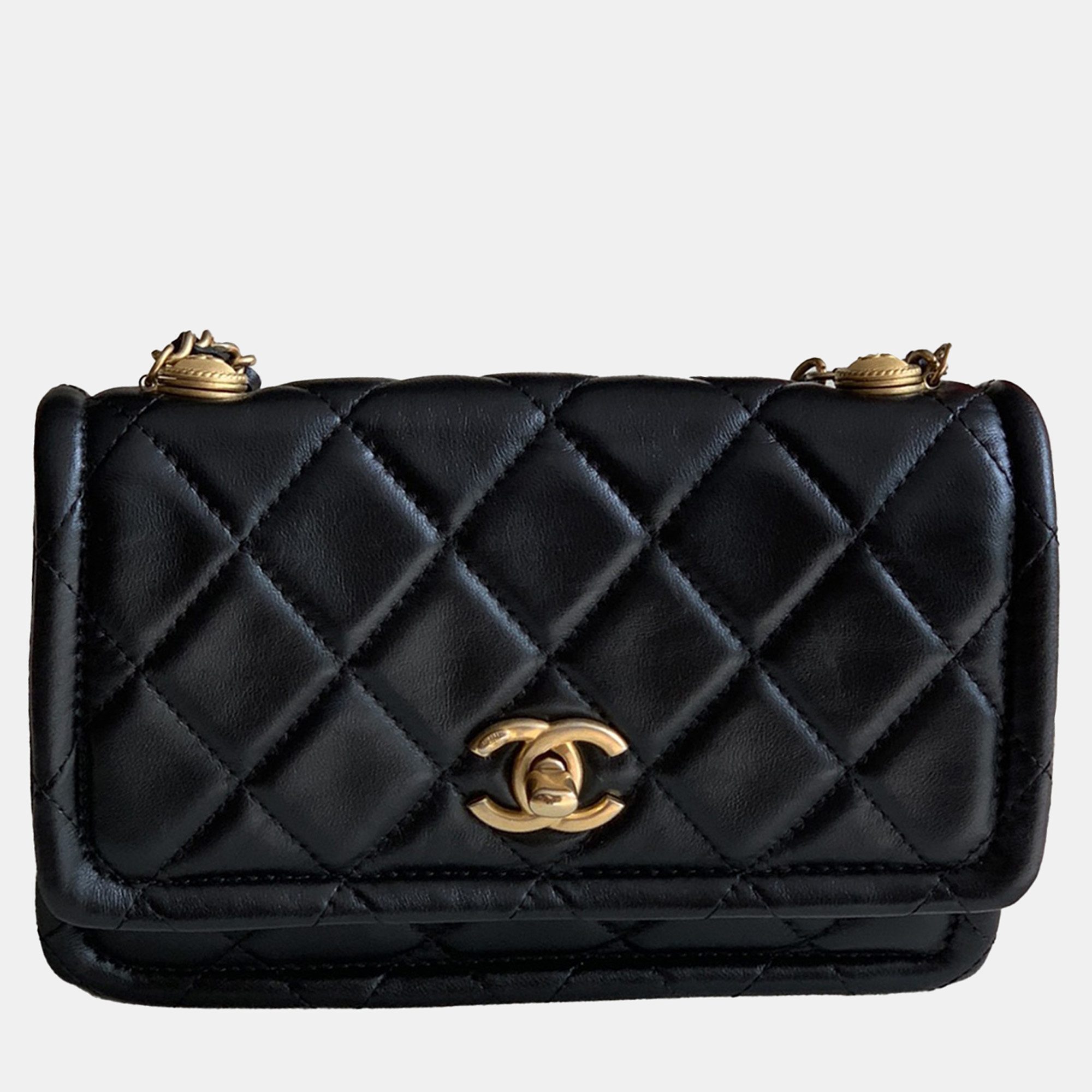 

Chanel Black Shiny Lambskin Flap Clutch With Chain