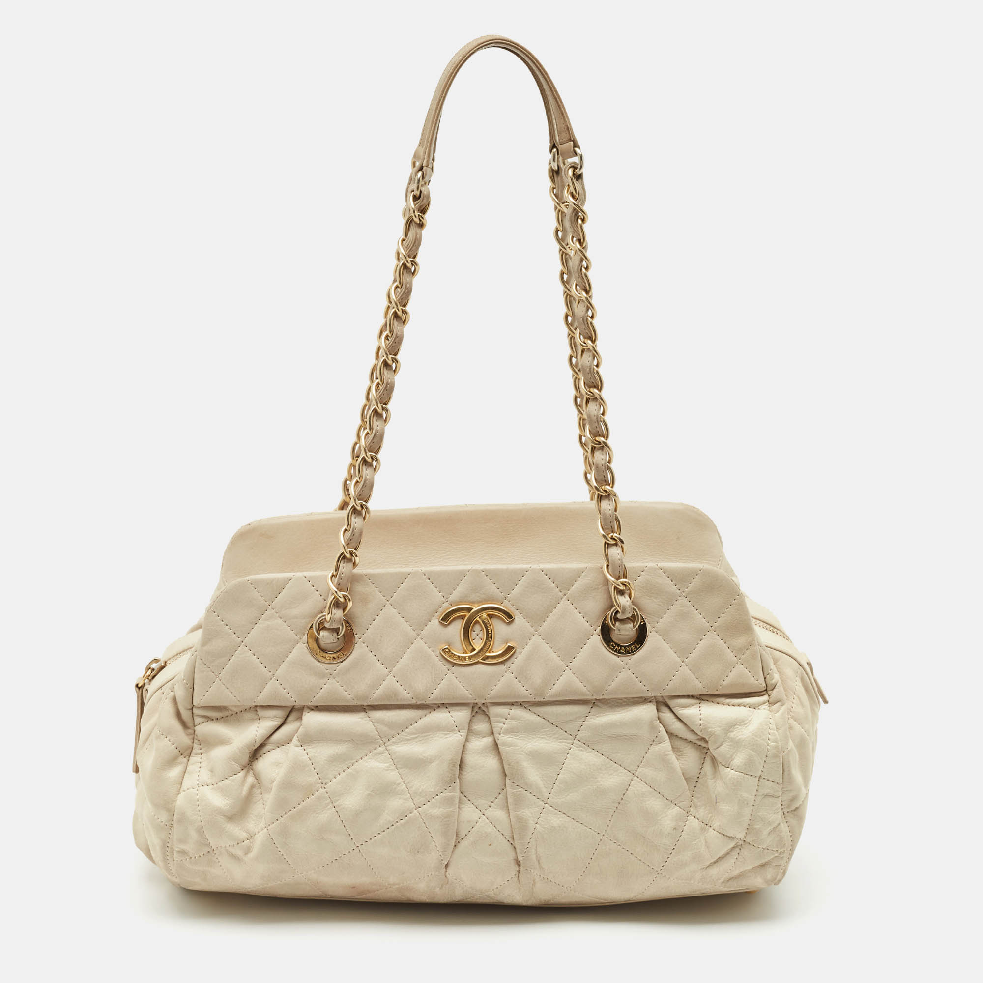 

Chanel Off White Quilted Iridescent Leather Chic Quilt Bowling Bag