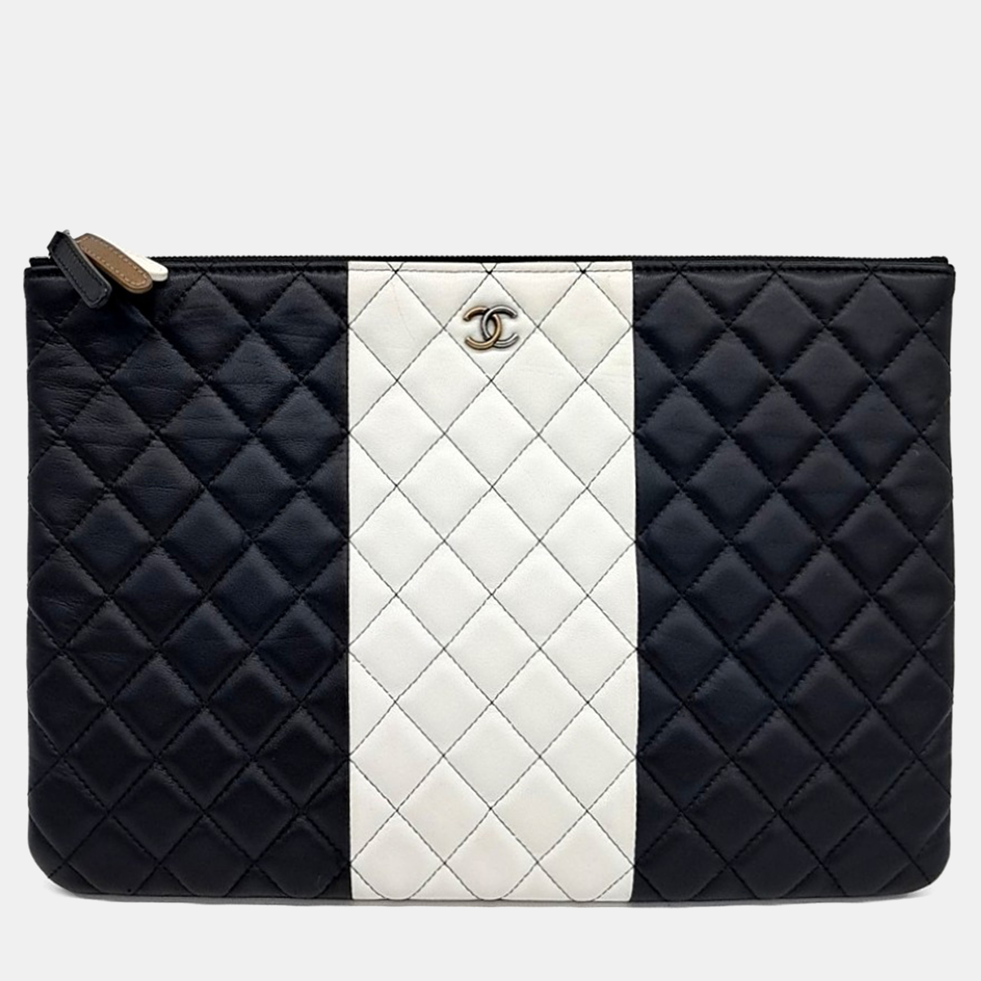 

Chanel Black White Leather Clutch Large