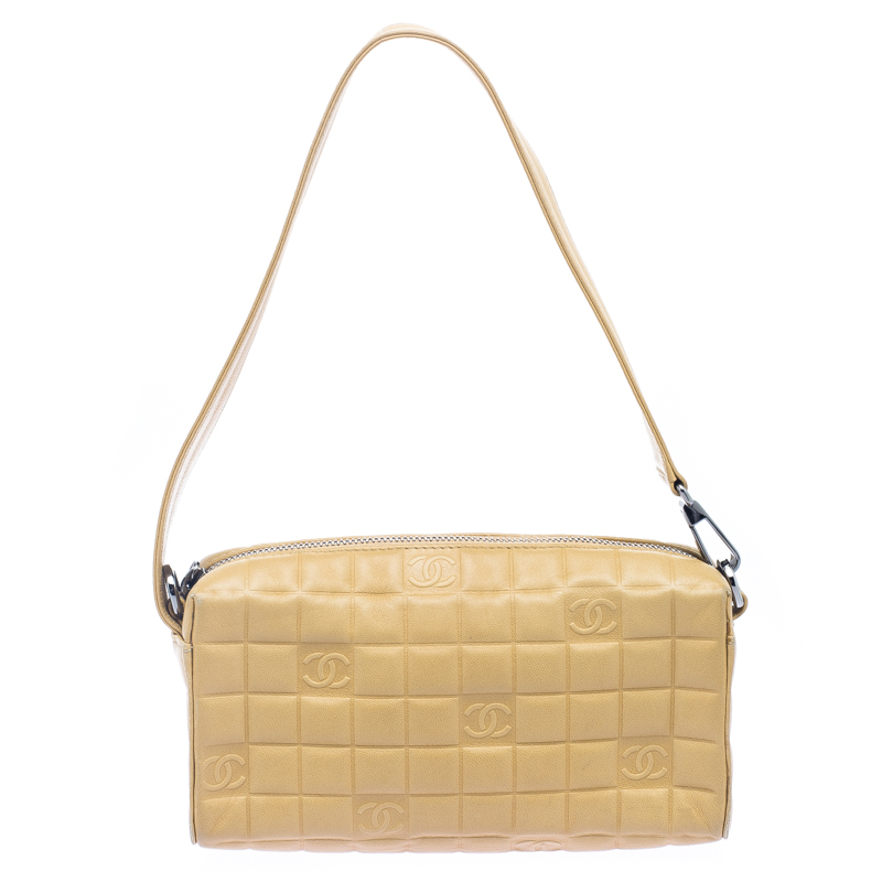 مملوكة مسبقًا حقيبة كلاتش شانيل حمالة معصم CC جلد شوكليت بار بنية فاتحة