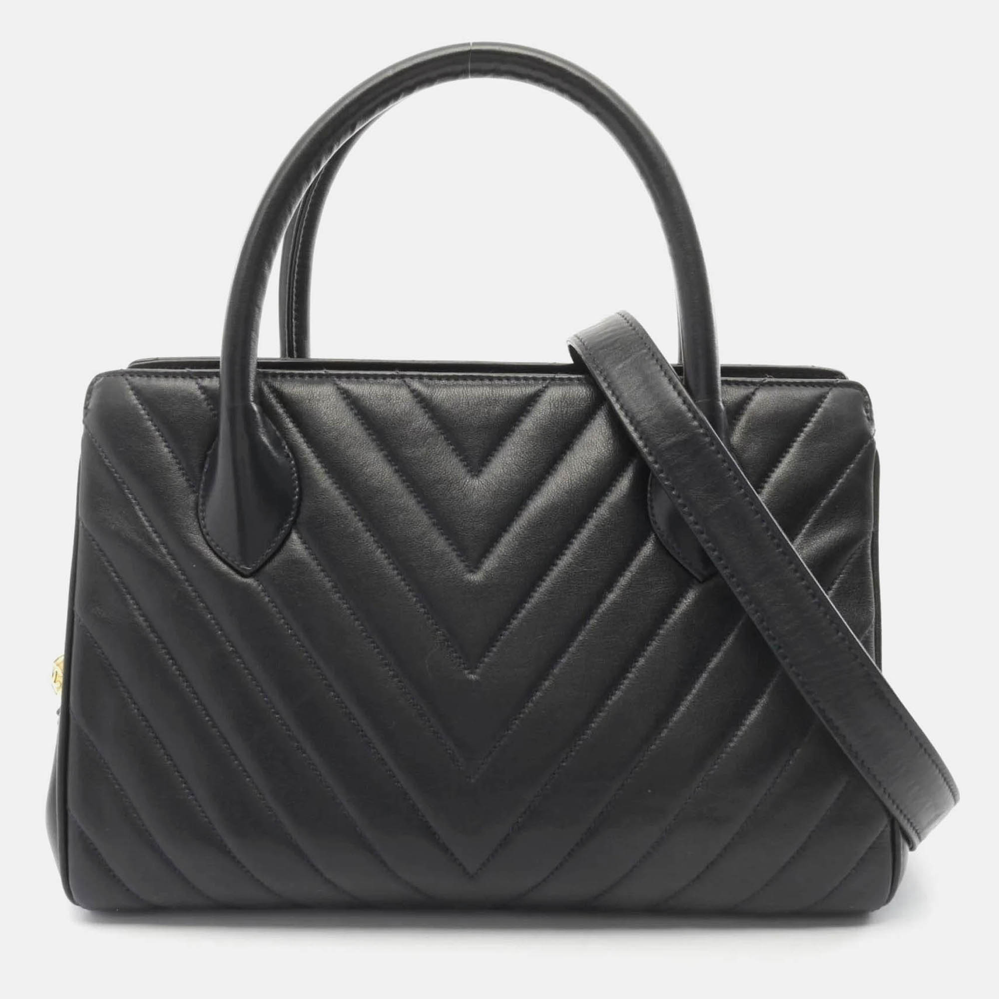 

Chanel Chevron V Stitch Navy Lambskin Handbag, Navy blue