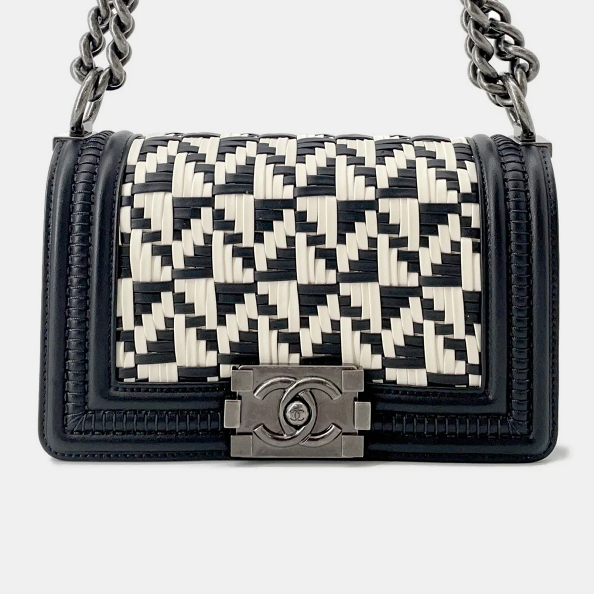 

Chanel Boy Chanel Woven Chain Shoulder Bag White/Black Leather Size Small