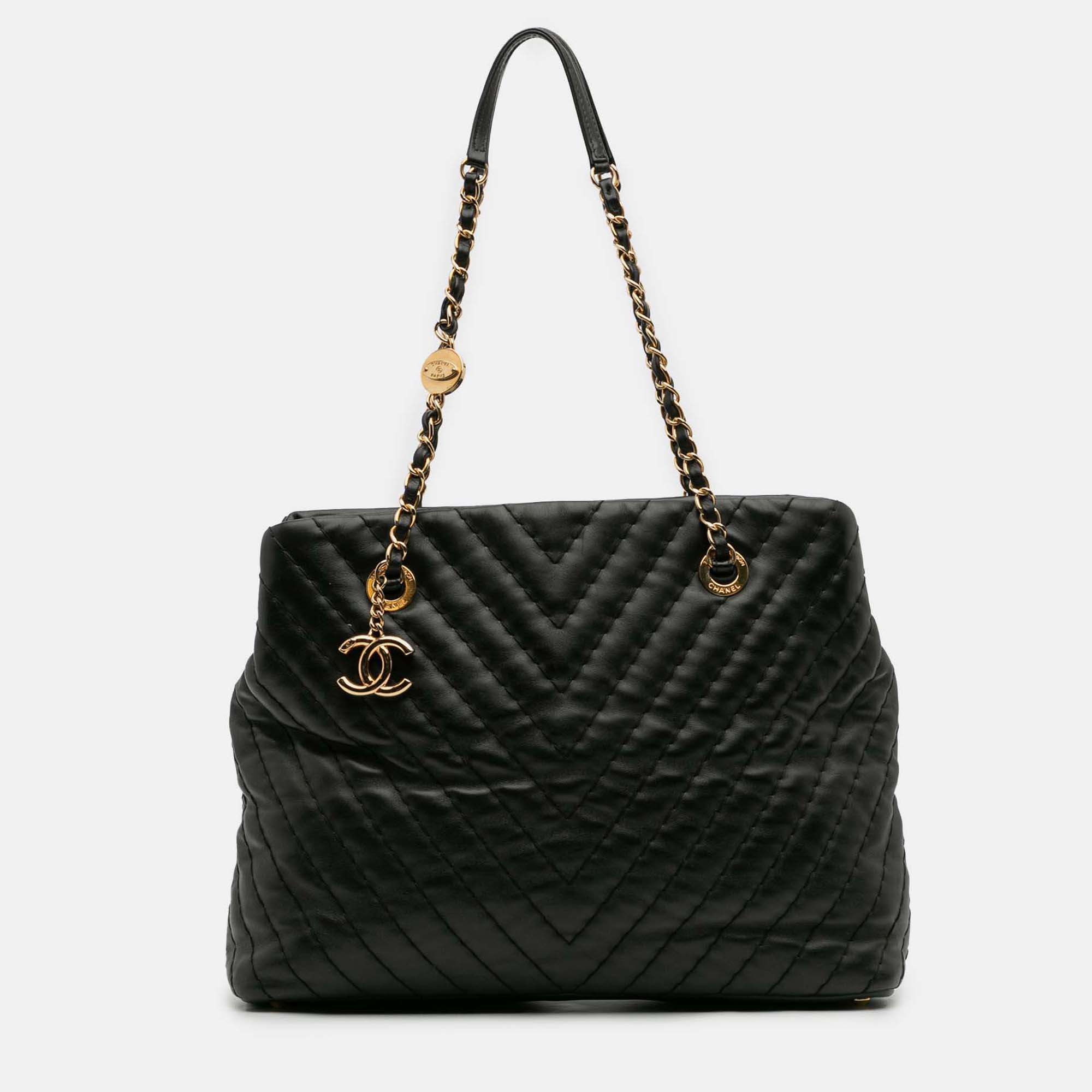 

Chanel Black Large Chevron Calfskin Surpique Tote