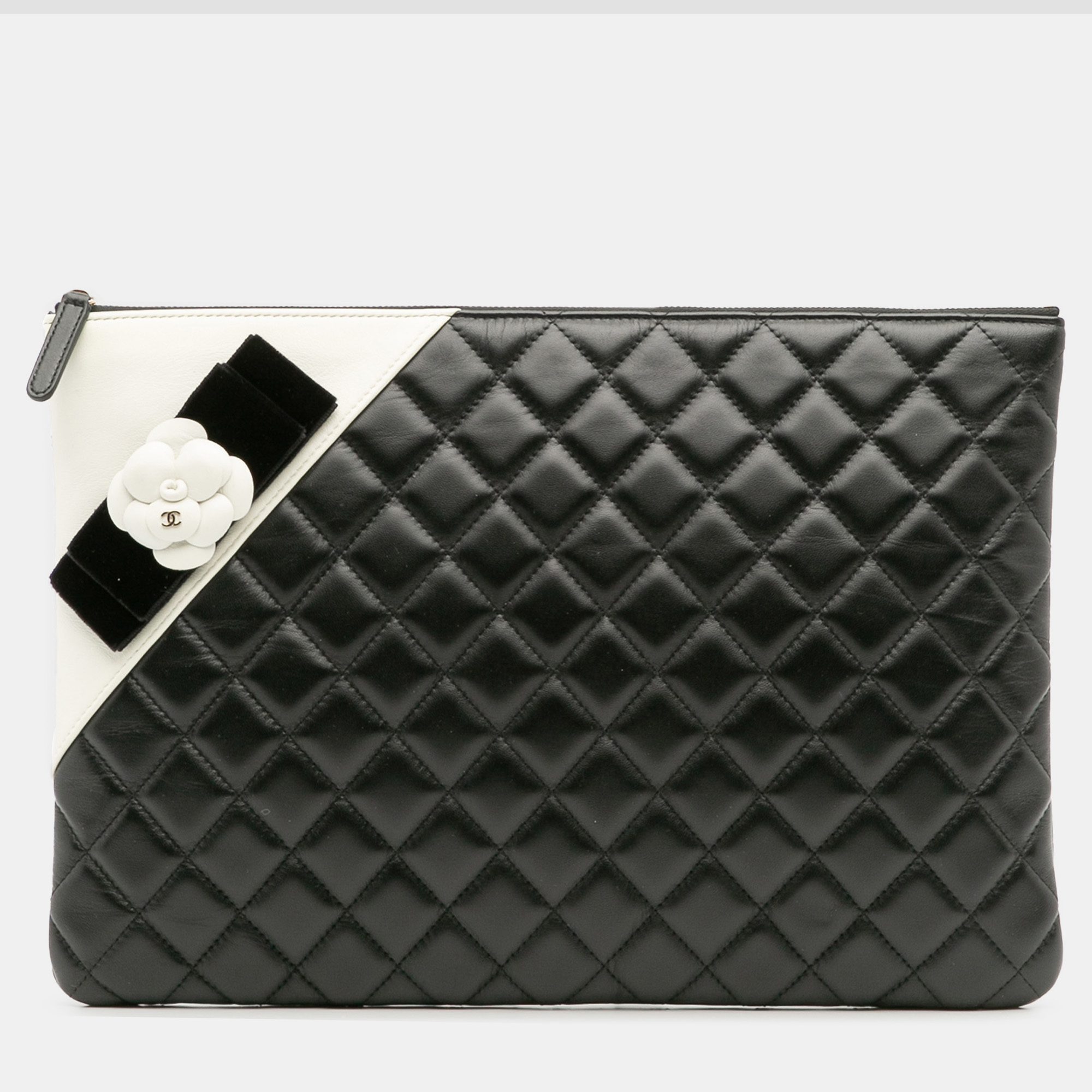 

Chanel Black/White Large Quilted Lambskin Camellia O Case Clutch