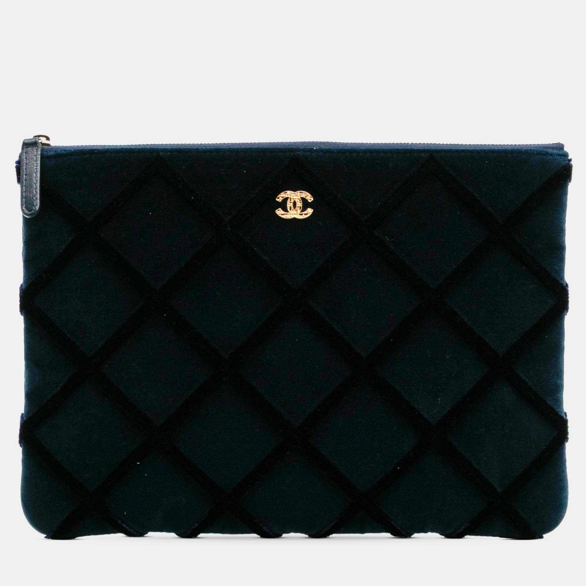 

Chanel Cc Medium Quilted Velvet Cosmetic Case, Black