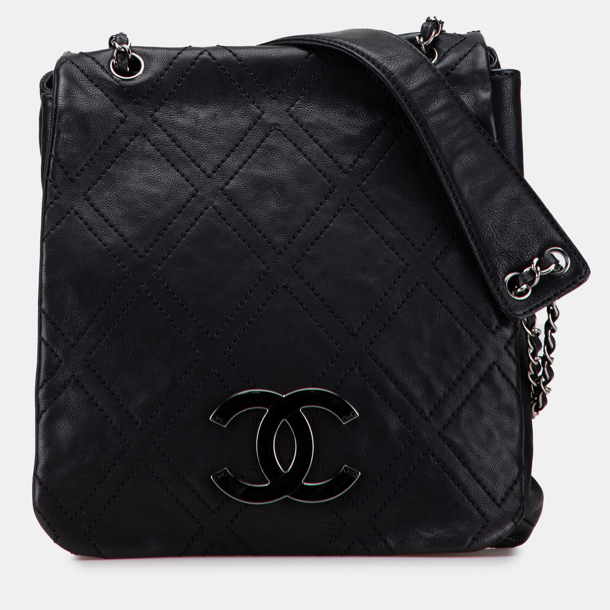 

Chanel Black Large Calfskin Diamond Stitch Crossbody