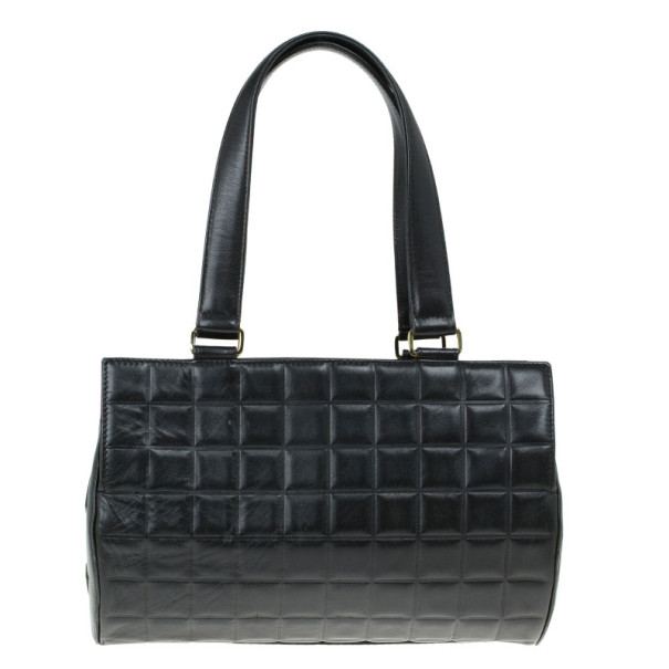 مملوكة مسبقًا حقيبة شانيل جلد أسود نمط لوح الشيكولاتة برميلية