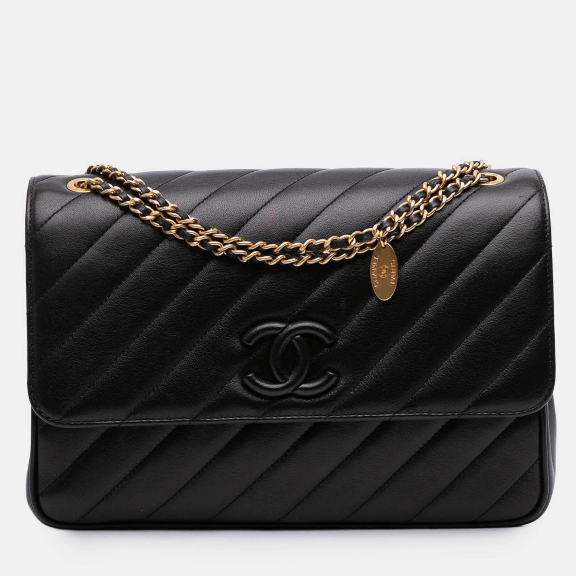 

Chanel Black Diagonal Quilted Lambskin CC Signature Flap