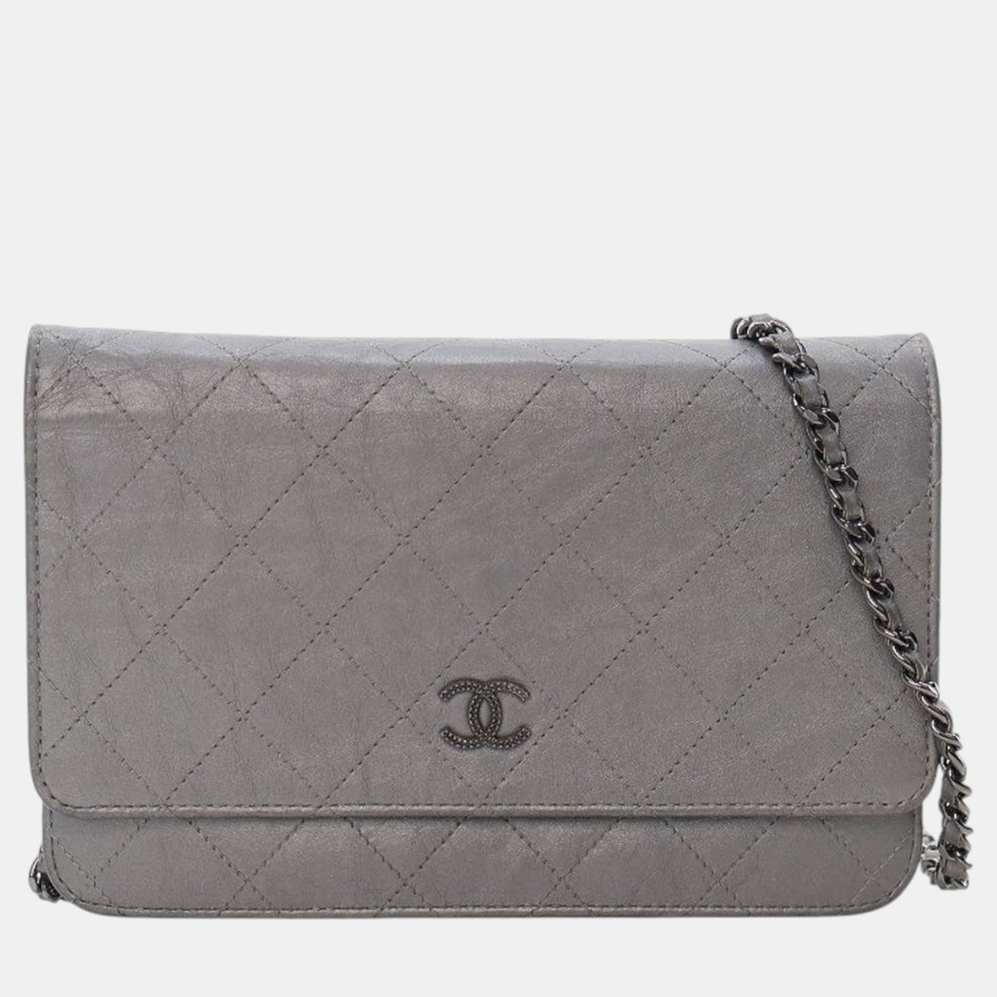 Pre-owned Chanel Silver Cc Quilted Aged Calfskin Wallet On Chain