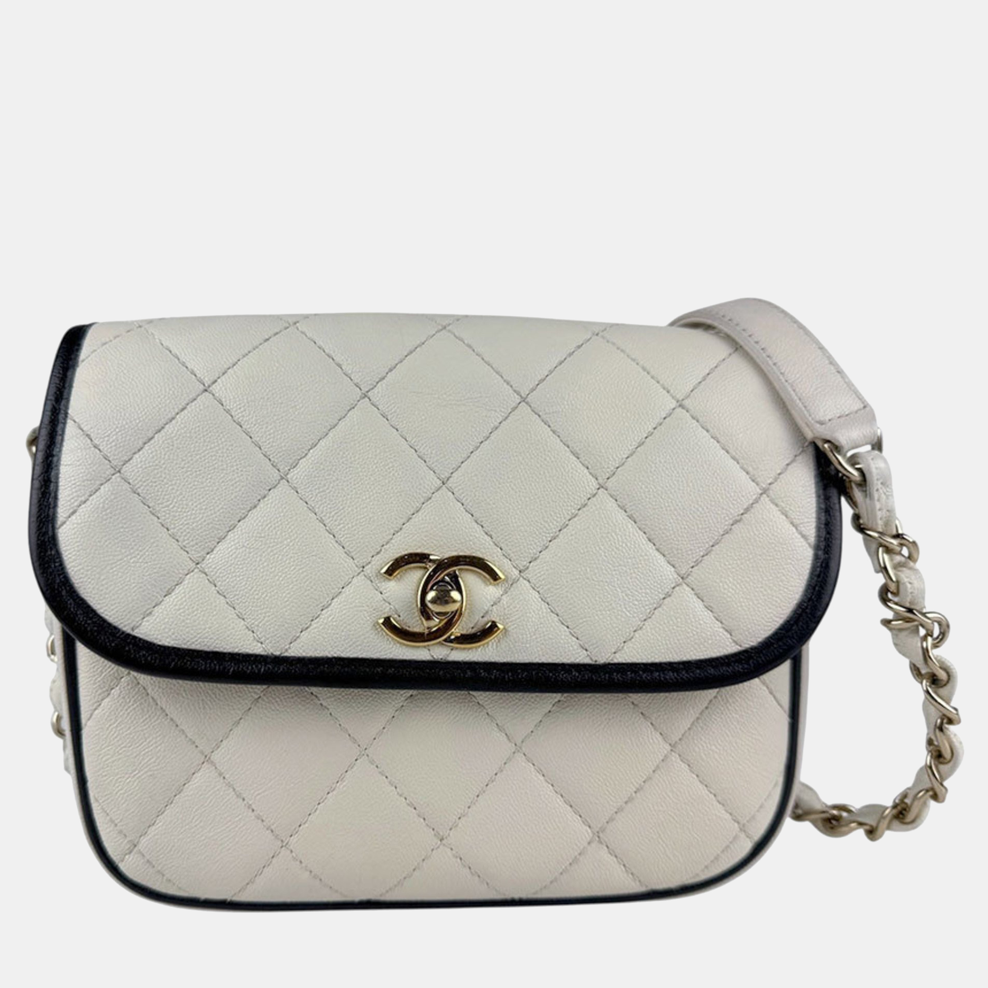 

Chanel Matelasse Shoulder Bag In Leather And Metal Off-White Black Gold