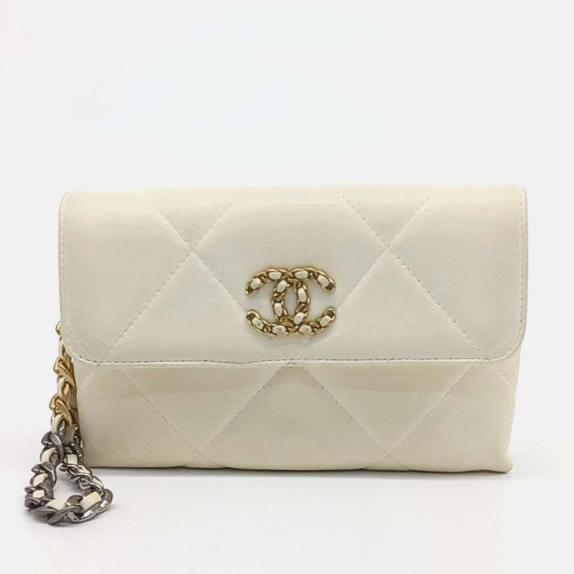 Pre-owned Chanel Cream Leather 19 Pouch In White