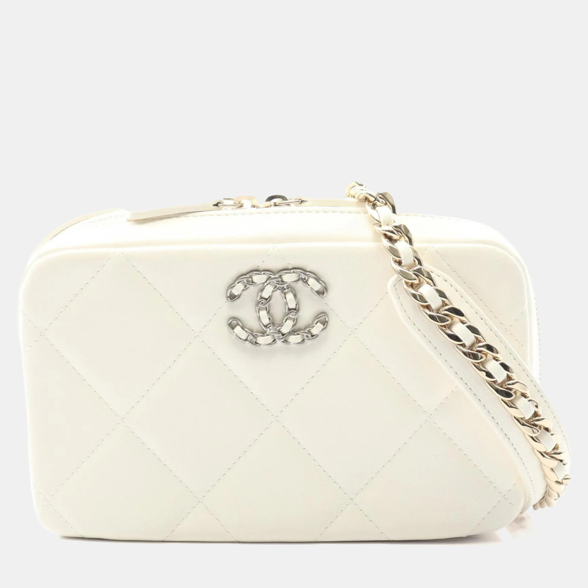 

Chanel Chanel 19 Matelasse Shoulder Bag Leather White