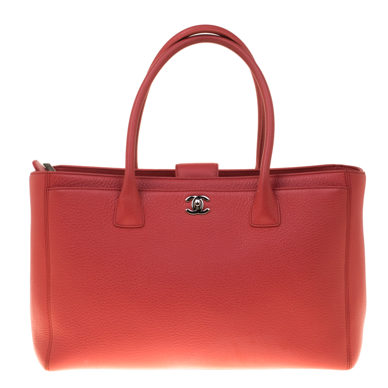 مملوكة مسبقًا حقيبة يد شانيل سيرف إكساكاتيف كبيرة جلد كافيار سوداء