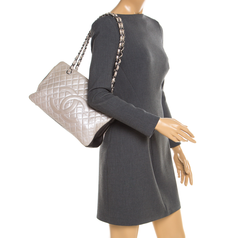 

Chanel Metallic Silver/Brown Quilted Leather CC Logo Zip Shoulder Bag, White