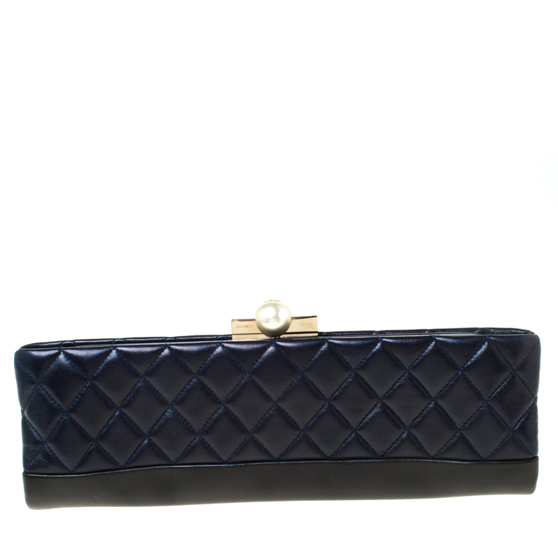 مملوكة مسبقًا Chanel Navy Blue/Black Quilted Leather Baguette Minaudiere Clutch