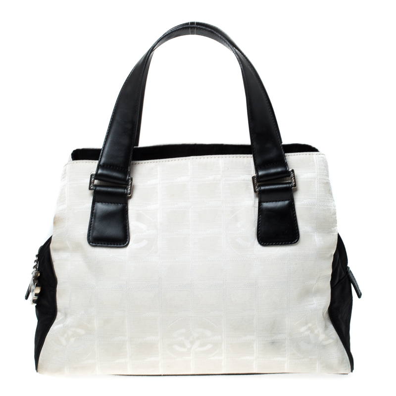مملوكة مسبقًا Chanel White/Black Travel Line Nylon Satchel