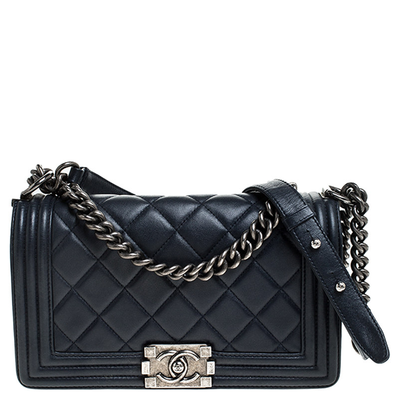 مملوكة مسبقًا Chanel Navy Blue Quilted Leather Medium Boy Flap Bag