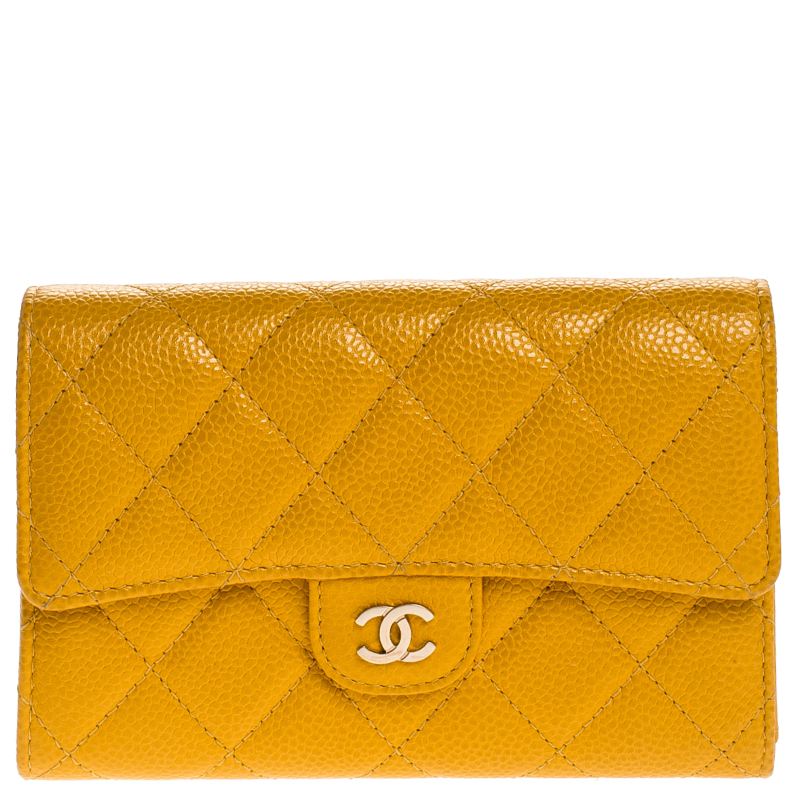 Pre Owned محفظة شانيل كلاسيك L بقلاب جلد خردلية