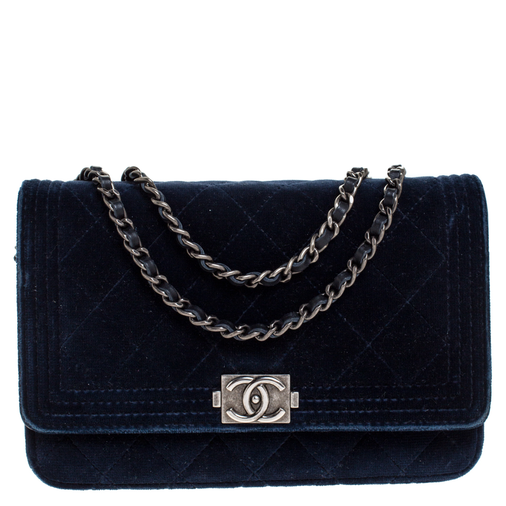 مملوكة مسبقًا  حقيبة كلتش شانيل بسلسلة بوي جلد وقطيفة مبطنة بنفسجية