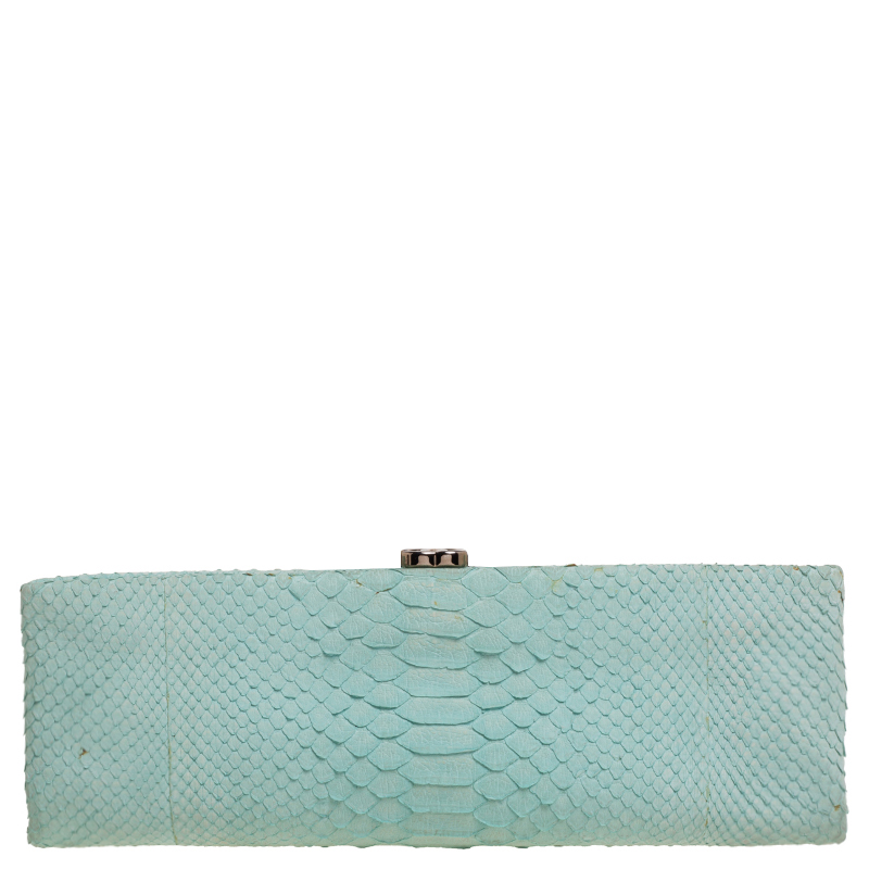 مملوكة مسبقًا Chanel Mint Green Python Clutch