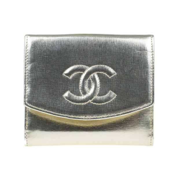 مملوكة مسبقًا Chanel Gold Leather Compact Wallet