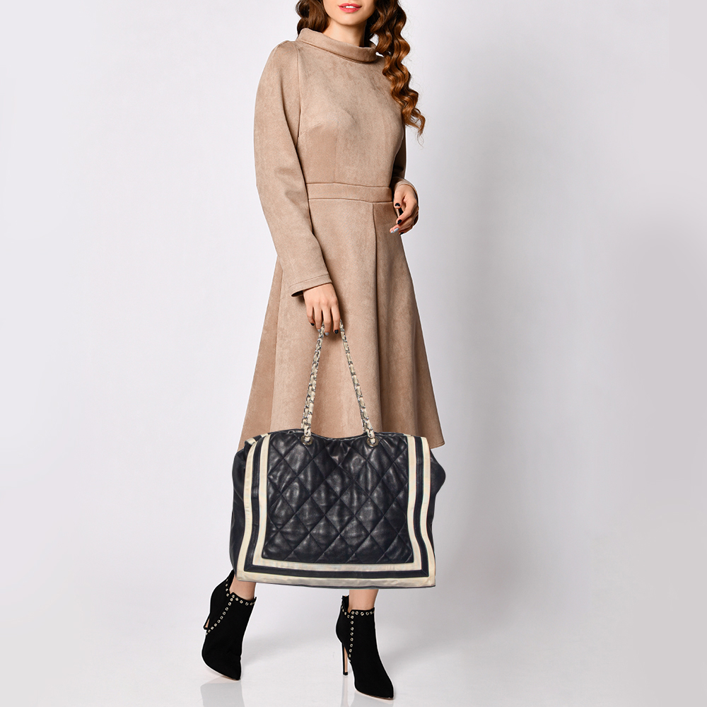 

Chanel Navy Blue/White Quilted Leather and Canvas CC Chain Tote