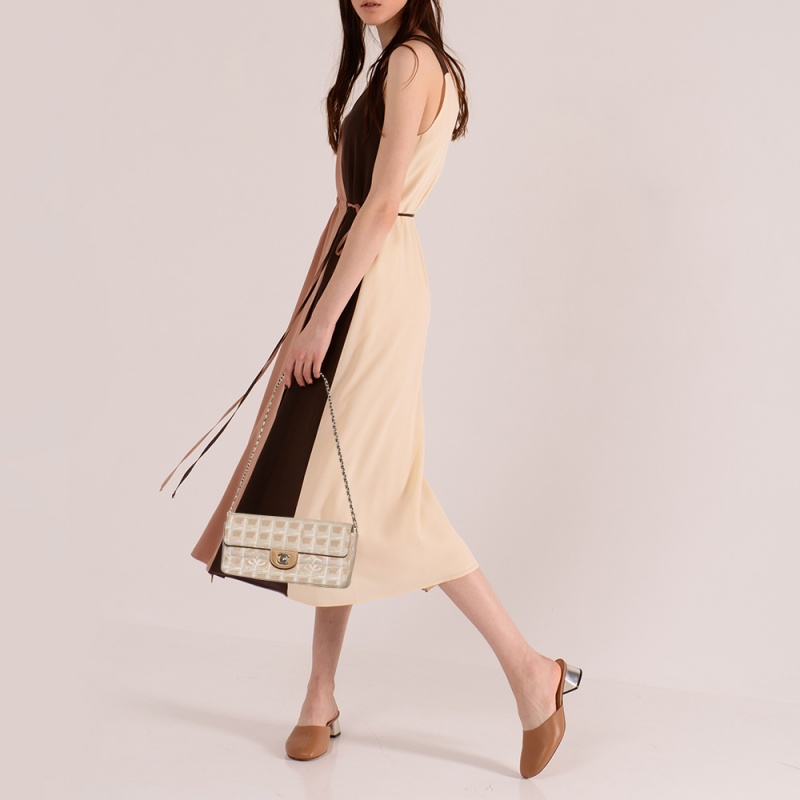 

Chanel Beige Canvas Vintage Travel Ligne E/W Flap Bag