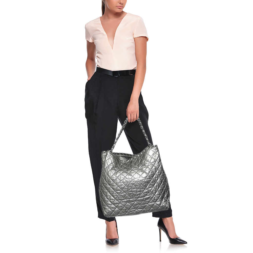 

Chanel Metallic Silver Quilted Leather Chain Me Tote