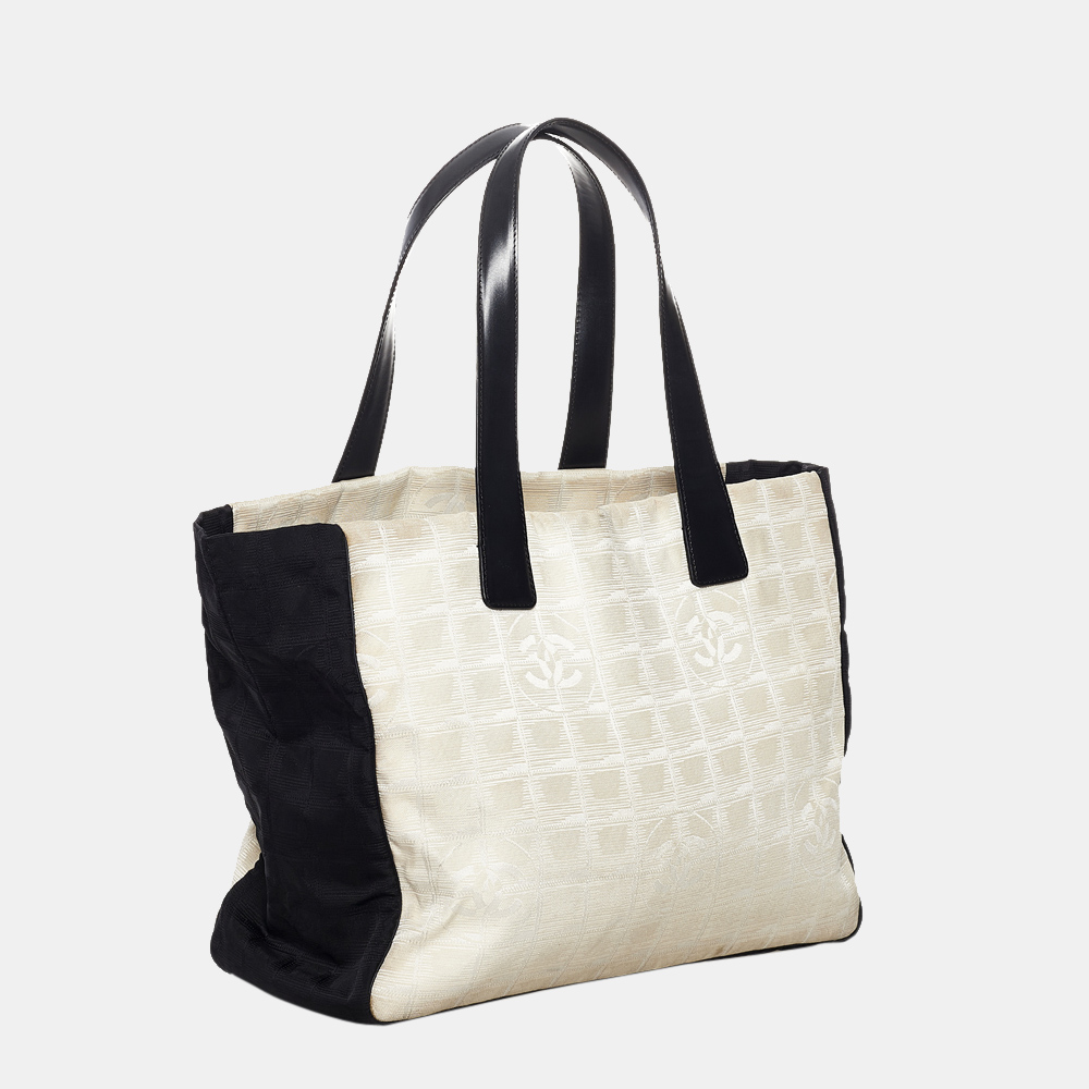 

Chanel White/Black New Travel Line Nylon Tote Bag