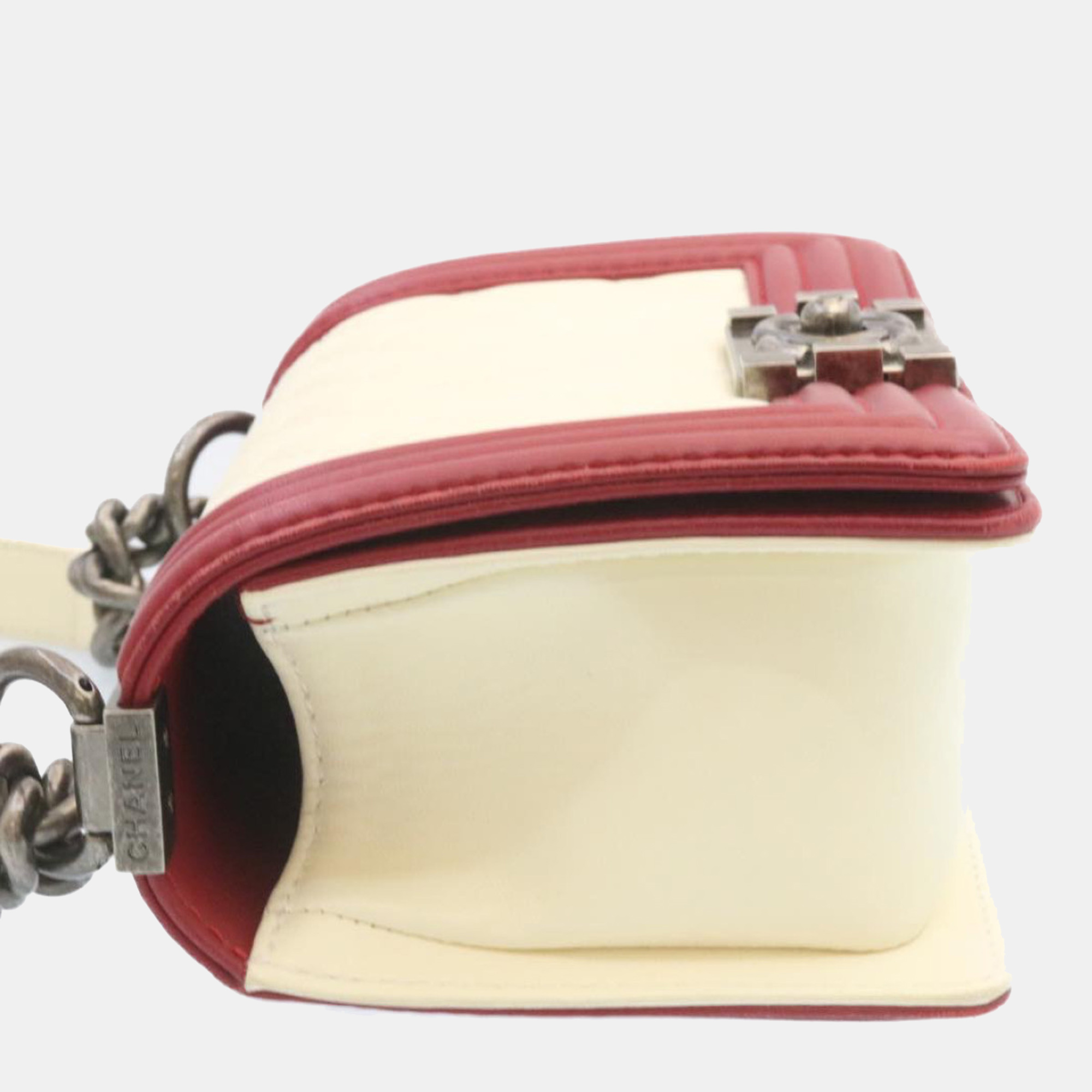

Chanel White/Red Leather Boy Shoulder Bag