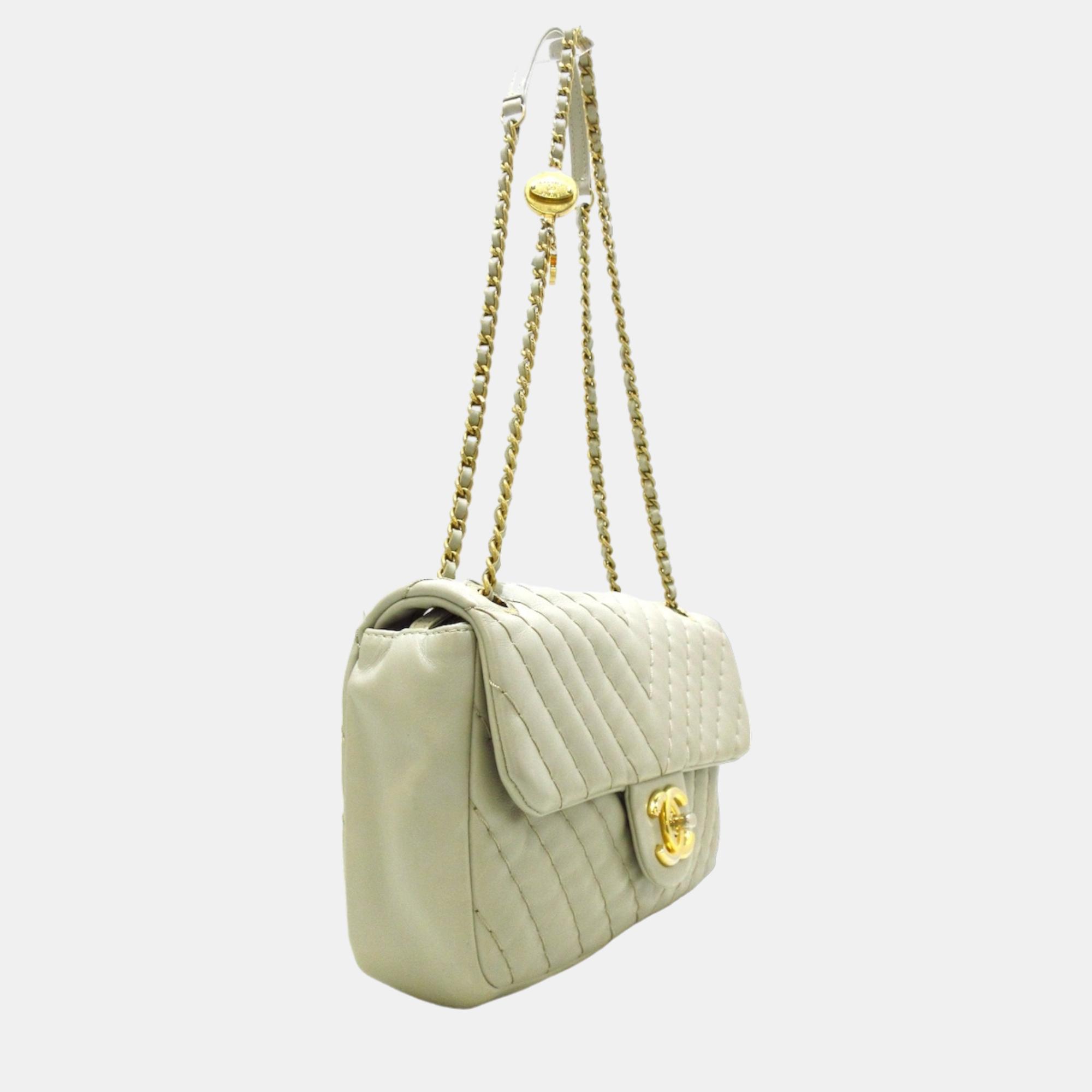 

Chanel White Leather Chevron Flap Bag Shoulder Bag