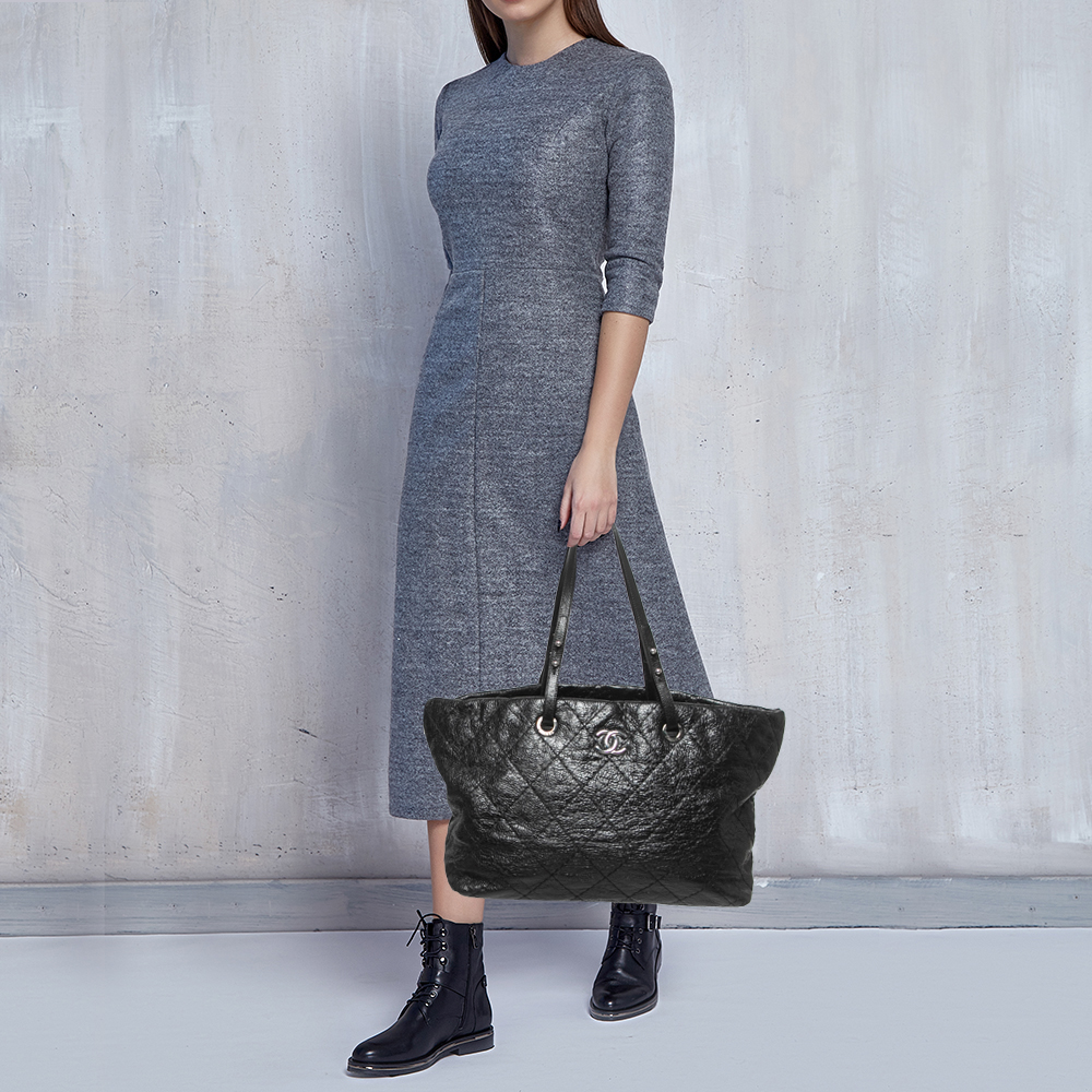 

Chanel Black Leather On The Road Tote