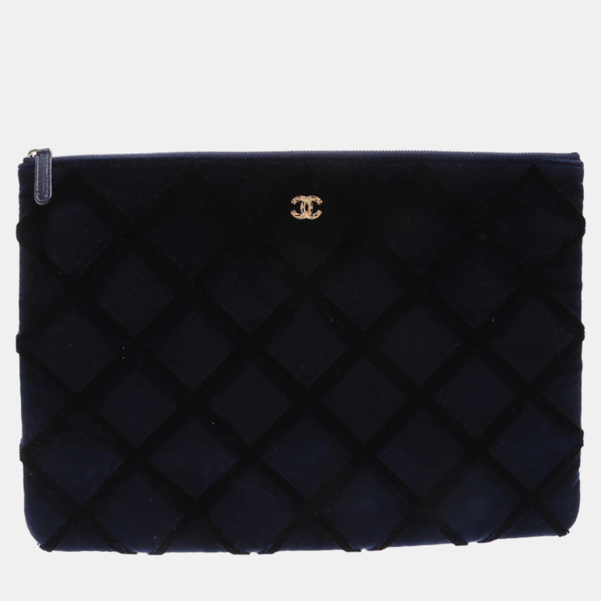 مملوكة مسبقًا Chanel Black Velvet Clutch Large