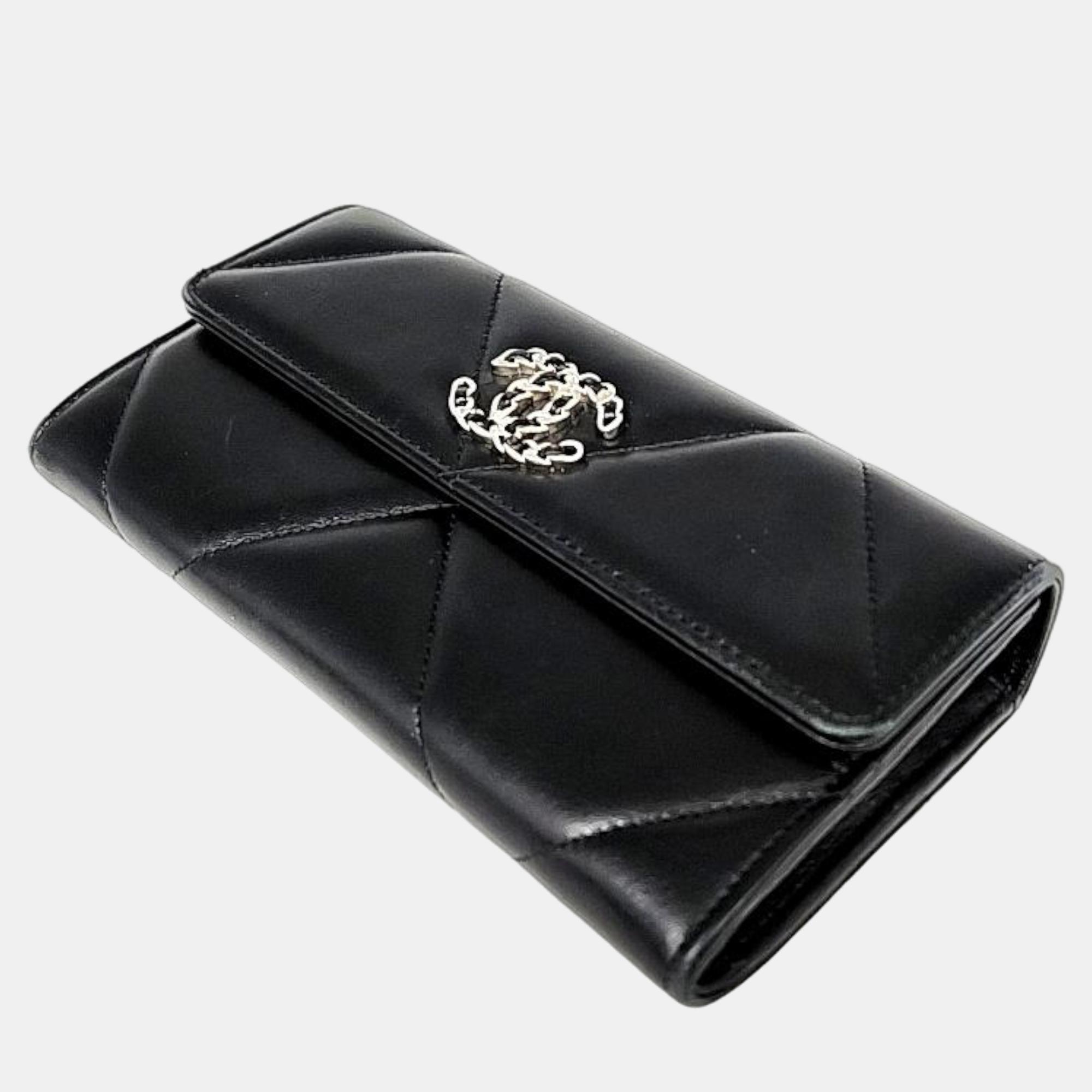 

Chanel Black Leather 19 Flap Wallet