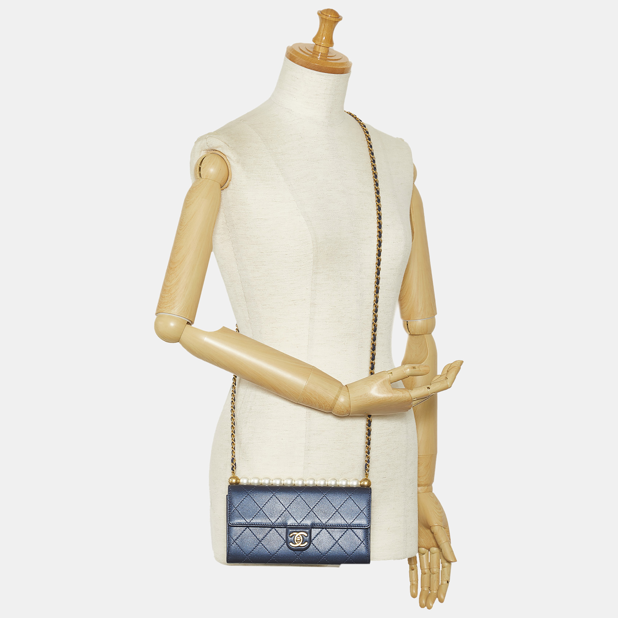 

Chanel Navyblue Goatskin Chic Pearls Clutch With Chain, Navy blue