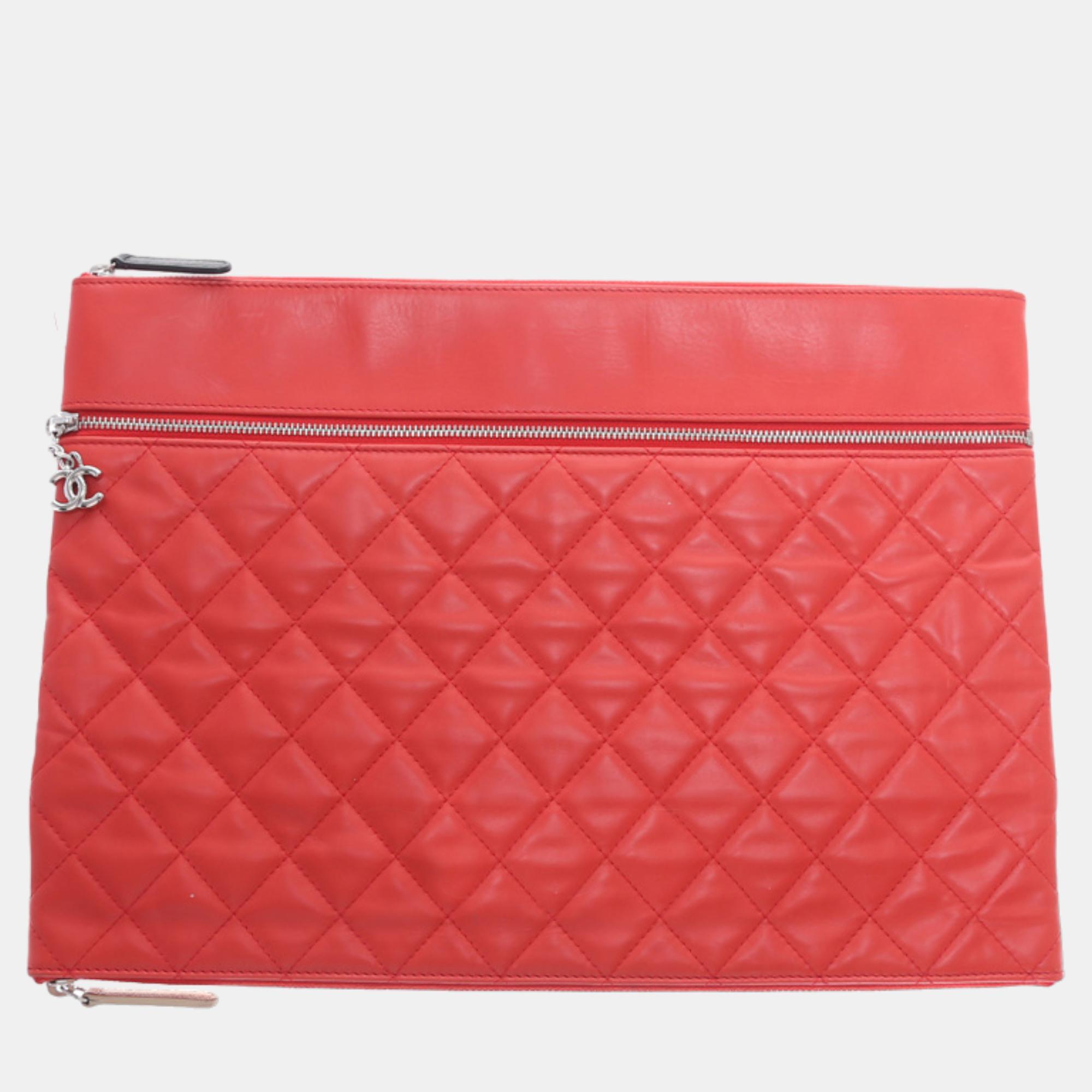 مملوكة مسبقًا Chanel Red Leather Clutch Large