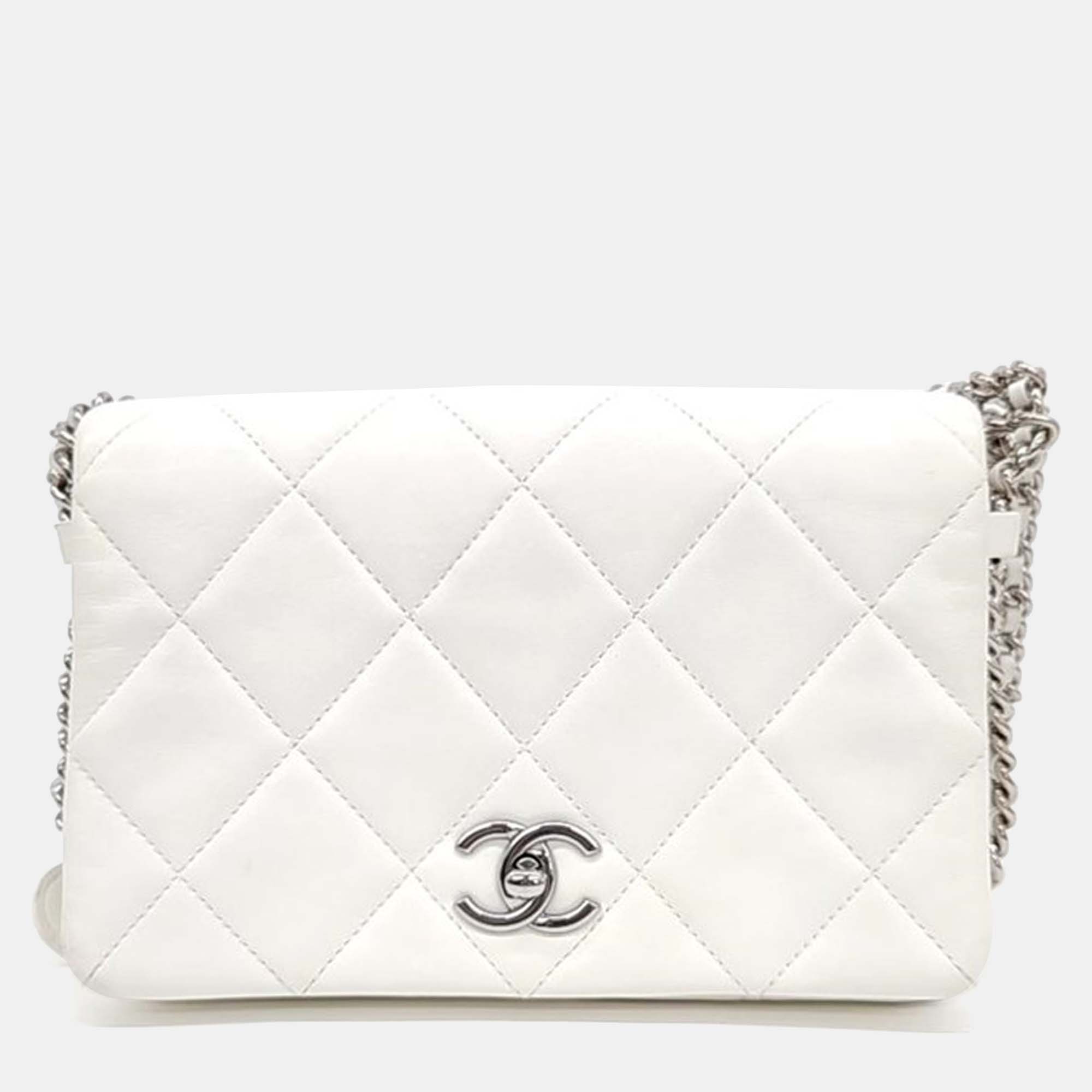 Crafted with precision this Chanel shoulder bag combines luxurious materials with impeccable design ensuring you make a sophisticated statement wherever you go. Invest in it today.