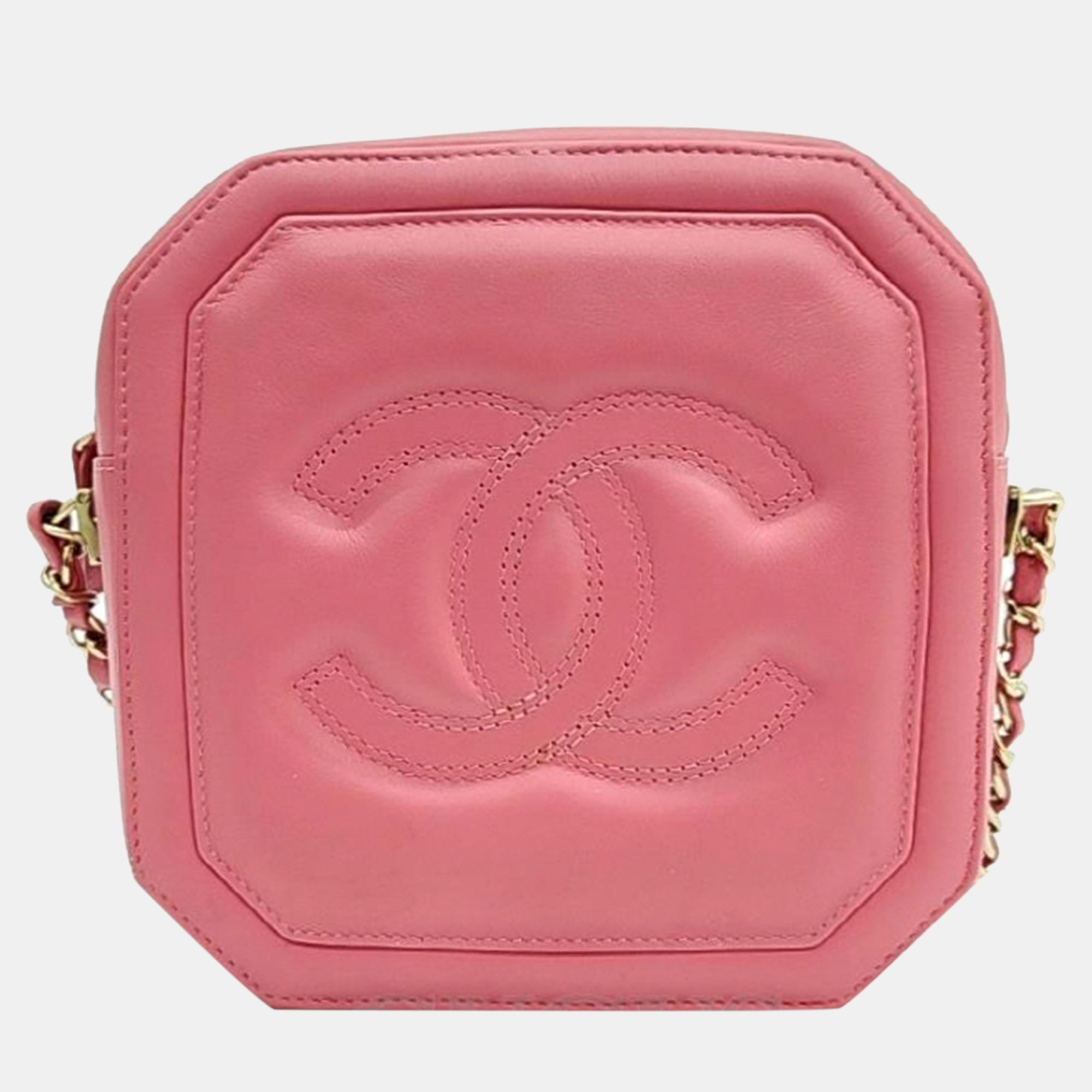 Crafted with precision this Chanel crossbody bag combines luxurious materials with impeccable design ensuring you make a sophisticated statement wherever you go. Invest in it today.
