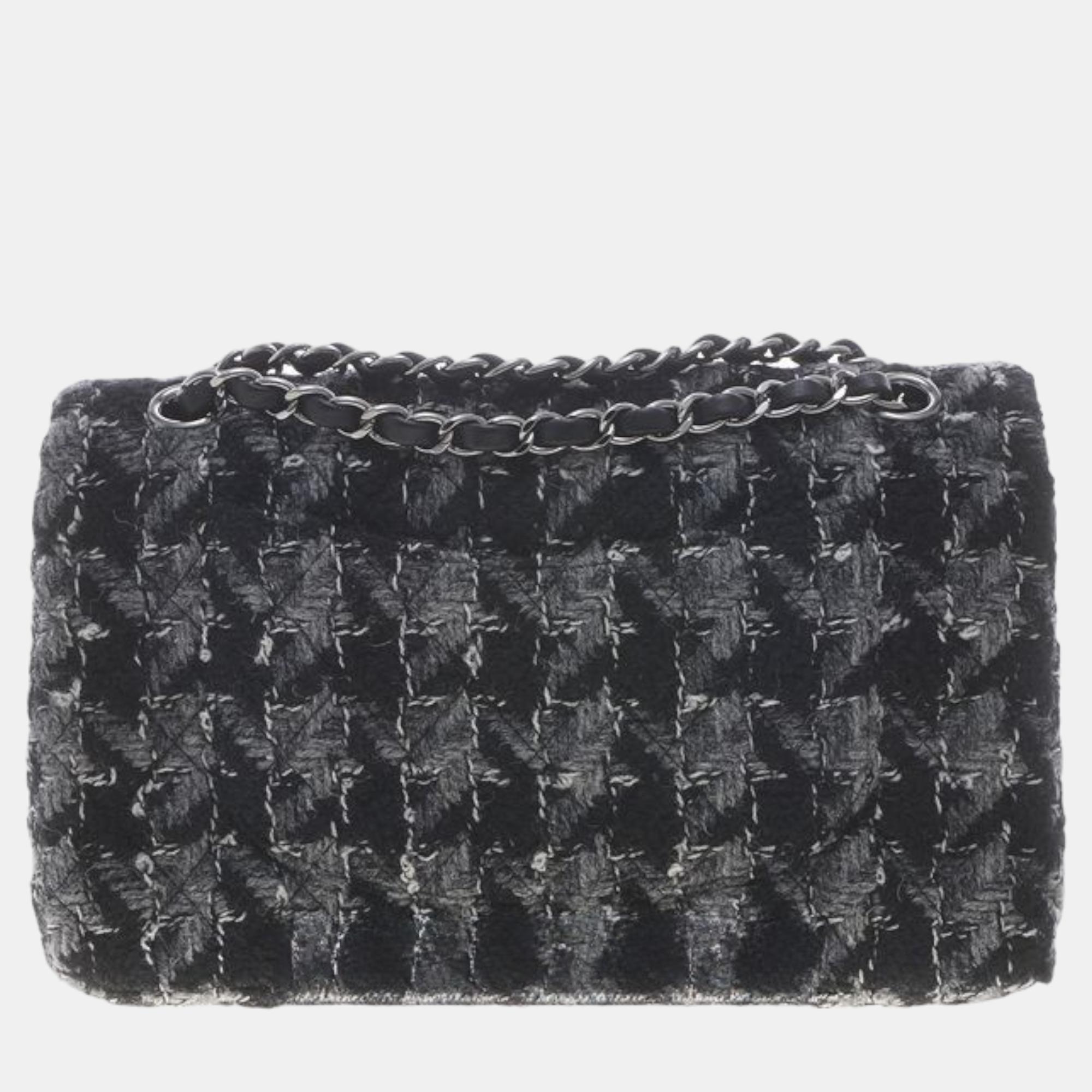 

Chanel Tweed Classic Medium, Black