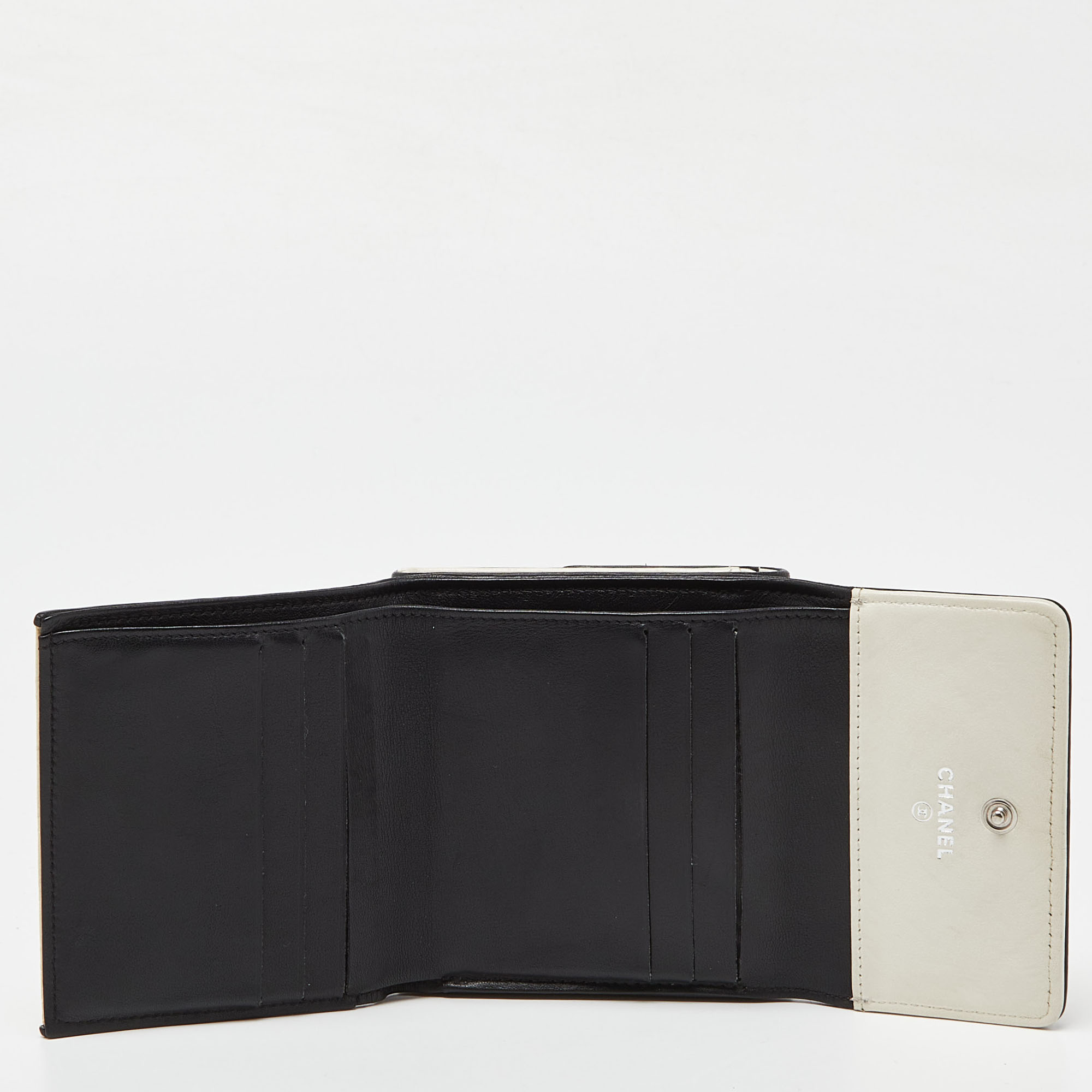 

Chanel Beige/Black Leather Diamond Stitch French Wallet