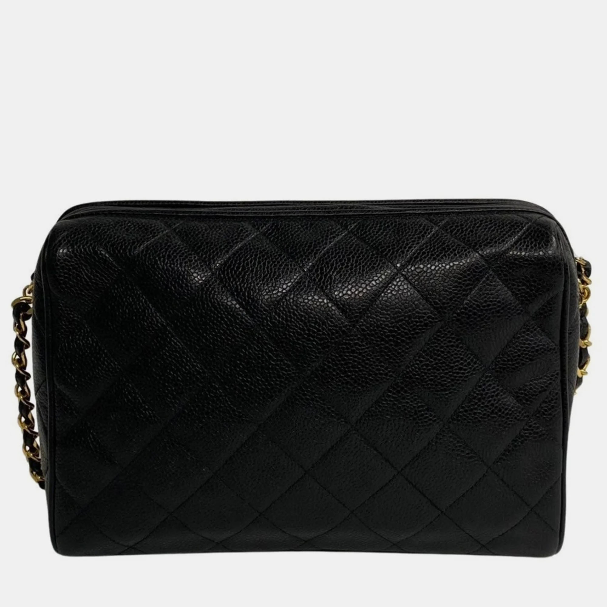 Indulge in timeless elegance with this Chanel shoulder bag meticulously crafted to perfection. Its exquisite details and luxurious materials make it a statement piece for any sophisticated ensemble.