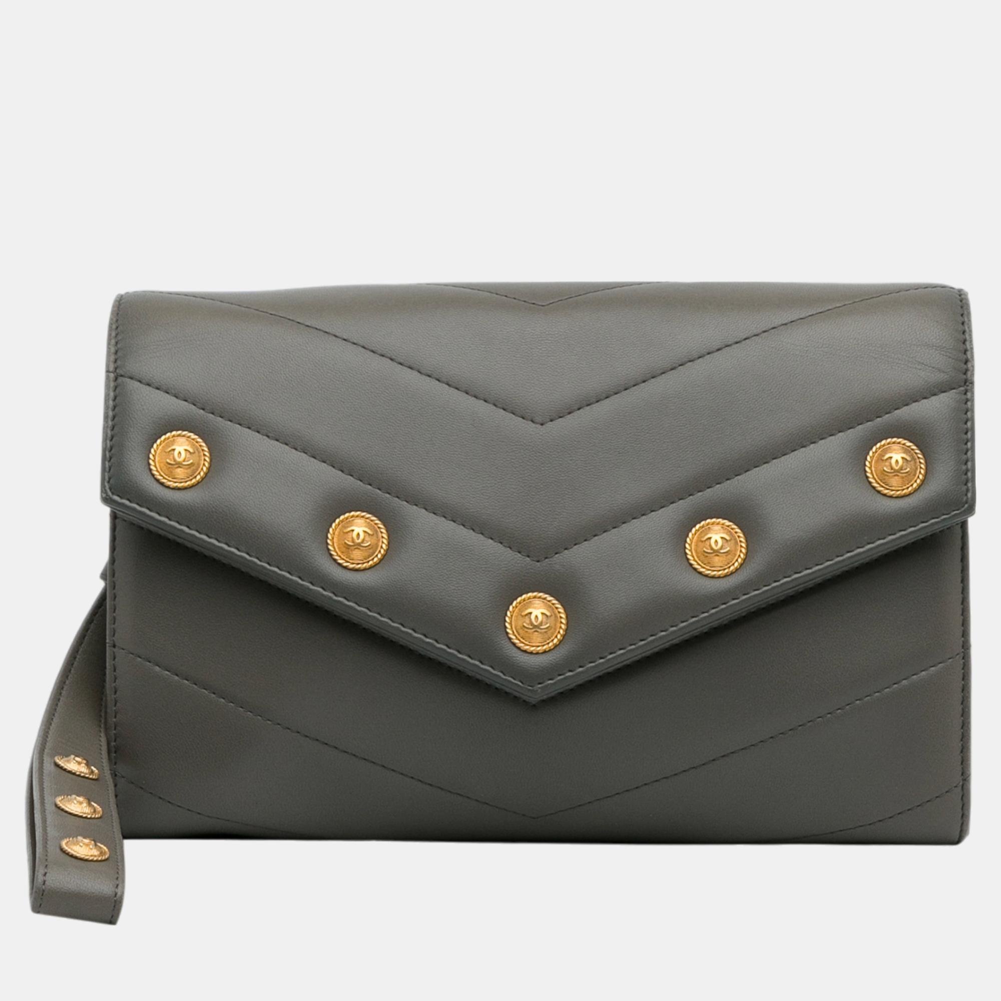 Pre-owned Chanel Grey Medallion Chevron Flap Clutch