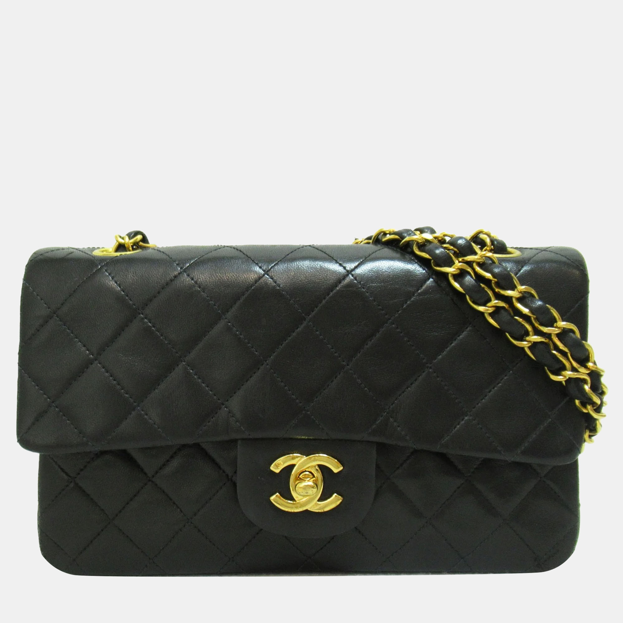Experience luxury with this Chanel shoulder bag. Meticulously crafted with the best materials its a timeless piece that will elevate any outfit.