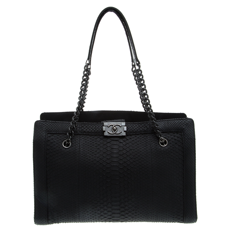 مملوكة م سبقًا Chanel Matte Black Python Large Boy Shopper Tote