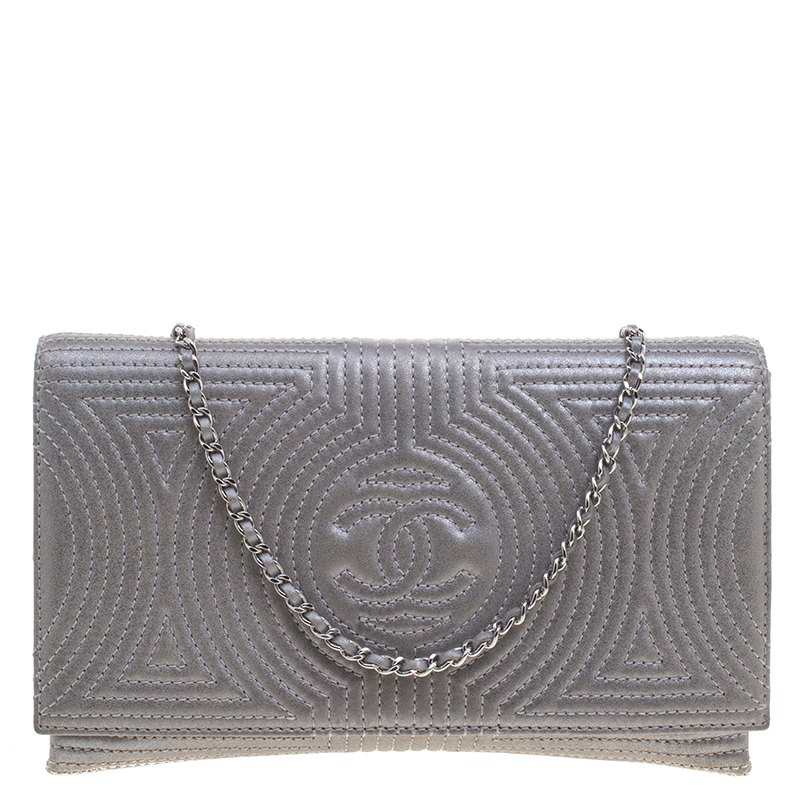 مملوكة مسبقًا حقيبة كلاتش شانيل WOC مزخرفة جلد اريدسينت رصاصية