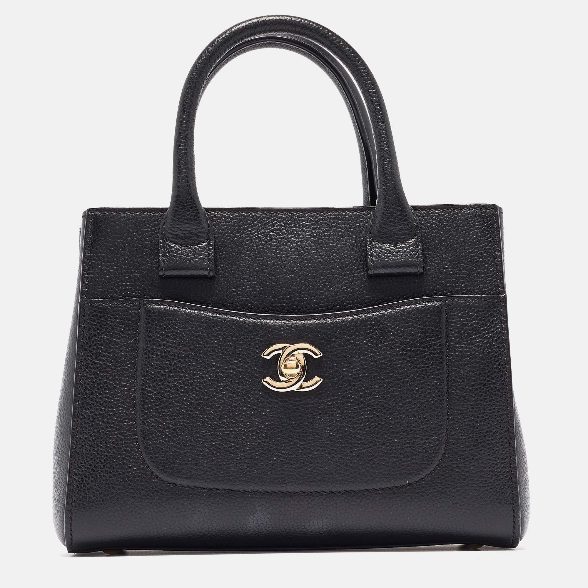 Thoughtful details high quality and everyday convenience mark this designer bag for women by Chanel. The bag is sewn with skill to deliver a refined look and an impeccable finish.